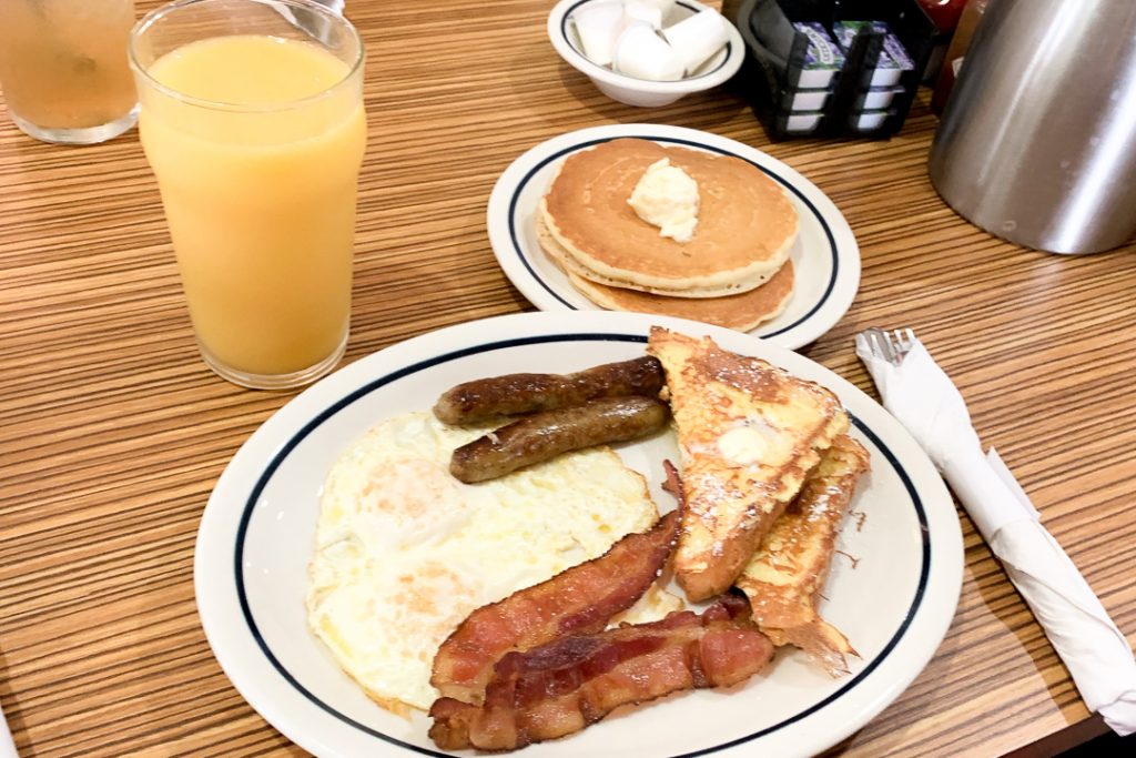 ORLANDO QUANTO CUSTA COMPRAR COMIDA NO WALMART E CAFÉ DA MANHÃ NO DENNY'S  QUE NÃO DEU MUITO CERTO! 