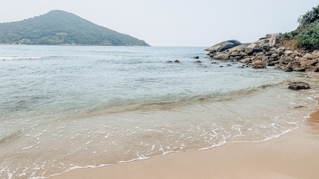 Praia de Quatro Ilhas em Bombinhas